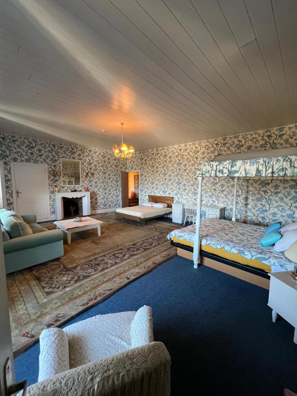 Chateau De Busset Luaran gambar